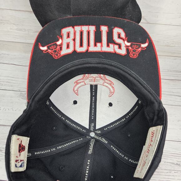 Mitchell & Ness Chicago Bulls Snapback Hat Cap Black & Red Bred Embroidered Bill - Picture 5 of 6